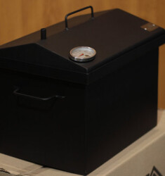 Коптильня для горячего копчения с крышкой "Домик" (400 х 300 х 310) окрашенная с термометром